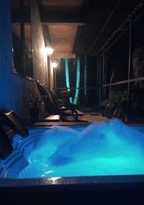 a large blue hot tub in a room at night at Cabaña con Jacuzzi Privado en El Peñol El palmar lodge in Chiquinquirá