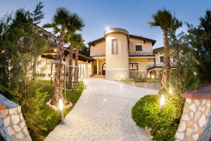 蒙塔爾圖富戈的住宿－聖卡塔林納別墅，棕榈树和走道的房子