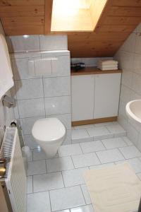 マリアプファルにあるSchröckerhofのバスルーム(トイレ、洗面台付)