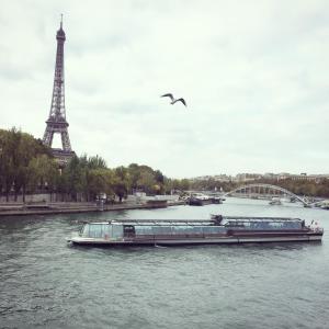 un barco en el río frente a la torre Eiffel en Eiffel Tower Champs De Mars, en París
