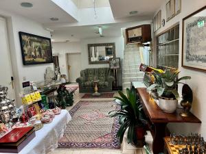 a living room with a table and a couch at Cityhotel Ratheiser in Klagenfurt