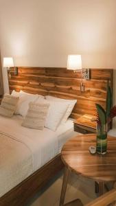a bedroom with a large bed with a wooden headboard at Villa Sebastiana Bungalows in Tarapoto