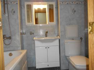 La salle de bains est pourvue d'un lavabo, de toilettes et d'une baignoire. dans l'établissement Апартамент Мур, à Sofia
