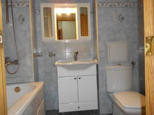 een badkamer met een wastafel, een toilet en een bad bij Апартамент Мур in Sofia +5 foto's