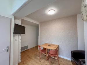 a small dining room with a table and chairs at Studio Neuf Centre - Chambre Séparée - Parking in Bressuire