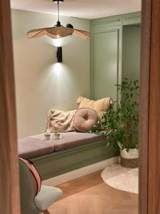 a room with a bench with a fan and a plant at Nieuwe Haven 23 in Dordrecht