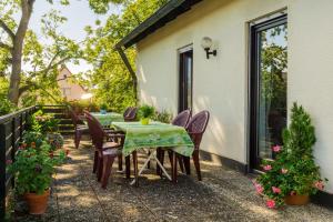 a table and chairs on the side of a house at Zimmervermietung Peter in Zirndorf