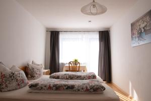 a bedroom with two beds and a window at Zimmervermietung Peter in Zirndorf