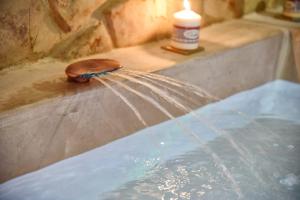 a snail sitting on top of a bath tub with water at La SignoraDelDuomo in Lecce