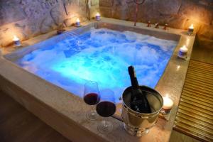 a hot tub with a bottle of wine and wine glasses at La SignoraDelDuomo in Lecce