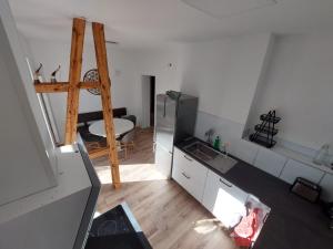 an overhead view of a kitchen with a refrigerator at City Residenz Jena - modern, groß, ruhig, zentral, 2 Balkone, 4 Zimmer, Küche, Bad in Jena