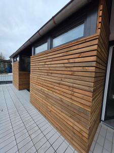 a wooden fence on the side of a house at Apartment mit Küche in Schwäbisch Hall