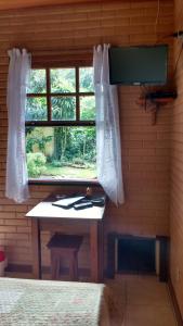 Un televizor și/sau centru de divertisment la Pousada Canteiros de São Pedro da Serra-Nova Friburgo