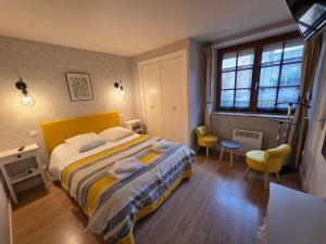 a small bedroom with a bed and a window at Le Citrus in Excideuil