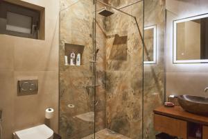 ein Badezimmer mit Dusche und Waschbecken in der Unterkunft Ckamares in Sikéa + 45 Fotos