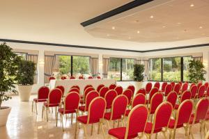 ein Konferenzraum mit roten Stühlen und einem Tisch in der Unterkunft Hotel Del Levante in Torre Canne + 57 Fotos