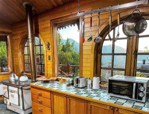 a kitchen with a counter top with a microwave at Refugios de la Montaña in San José de Maipo