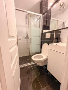 a bathroom with a toilet and a shower and a sink at À deux pas du métro in Paris
