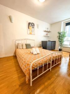 a bedroom with a bed in a room at À deux pas du métro in Paris