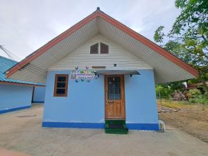 a small blue and white building with a door at บ้านสายรุ้ง กระทุ่มแบน in Samut Sakhon