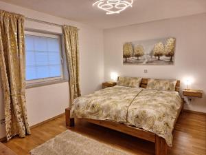 a bedroom with a bed and a window at Modern & Gemütlich XL in Linden