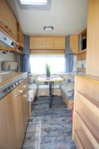 a small kitchen with a table in a caravan at "Campingplatz Altjessen 57" in Pirna