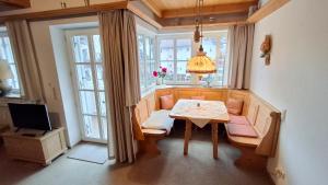 a small living room with a table and a window at Stadthaus Sonneneck in Bad Tölz