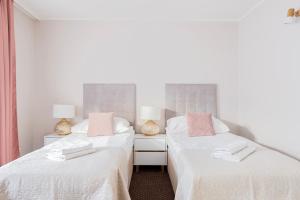 two beds in a room with two lamps at Kamienica Pod Neptunem - Rynek Puck - Śniadanie w cenie - 200m do Molo in Puck +43 photos