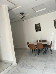 a dining room with a table and chairs at Duplex sahrawi in Nouakchott