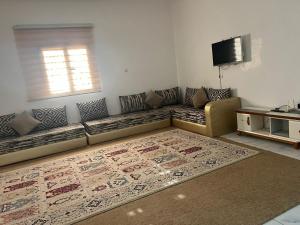 a living room with a couch and a flat screen tv at Duplex sahrawi in Nouakchott