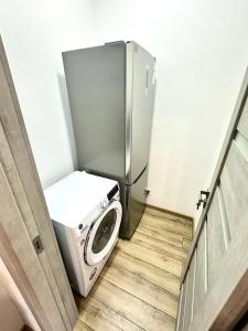 a washing machine sitting next to a refrigerator at DB Guest House 2 in Târgu Secuiesc