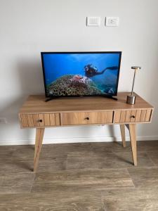 a tv sitting on top of a wooden table at Estudio 63 in Neuquén