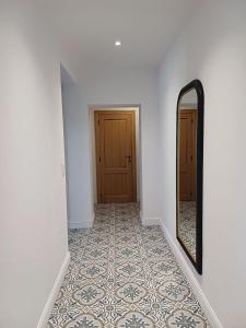a hallway with a mirror and a hallway with a door at Gastenverblijf Onder een Oude Eik in Tongeren