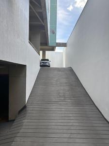 a car is parked on a ramp in a building at Apartamento Centro Lavras in Lavras