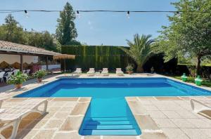 a swimming pool with blue water in a yard at Alojamiento turístico Loma Alta in Cambil