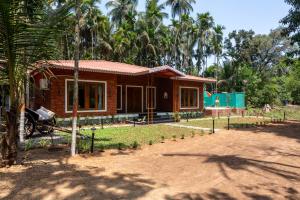 a small house is being built in a yard at Cabanas Retreat in Revadanda