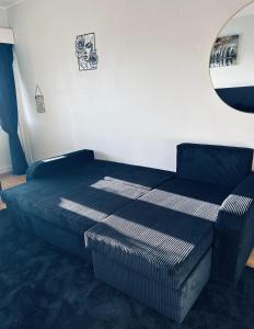 a small bed in a room with a mirror at Lemmenpesä Ytimessä in Oulu