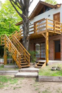 een huis met een trap naar een boom bij Cabañas Gonzalez in Villa Gesell