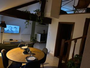 a table and chairs in a living room with a television at Dupplex, centre ville in Blois