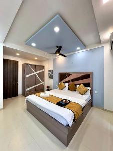a bedroom with a large bed with a ceiling fan at SilverOak 4bhk Villa in Jāmb +26 photos
