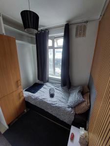 a small bedroom with a bed and a window at Lindi Property Affordable Single Room in Wyken