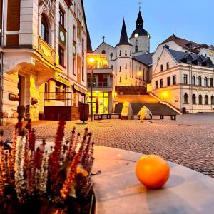 an orange sitting on a table in a city street at Ferienwohnung Meerane Zentrum in Meerane