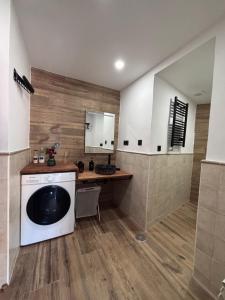 a laundry room with a washing machine and a counter at El Capricho de Nunu SIMANCAS in Simancas