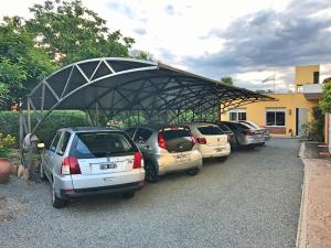 un groupe de voitures garées sur un parking dans l'établissement Descanso las Tres Marias Apart Hotel, à Villa Carlos Paz