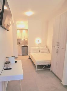 a small room with a bed and a kitchen at Volca Studios in Emporio