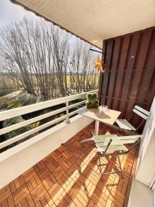 a balcony with a table and chairs and a view at Duplex à proximité de la place Stanislas in Heillecourt
