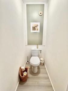 a bathroom with a white toilet in a room at Duplex à proximité de la place Stanislas in Heillecourt +23 photos