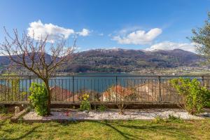 a view of a lake with mountains in the background at LA TERRAZZA appartamento di vacanza in Collina d'Oro +5 photos