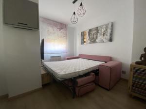 a room with a table and a couch and a tv at LA OKIYA DE TATI in Zamora