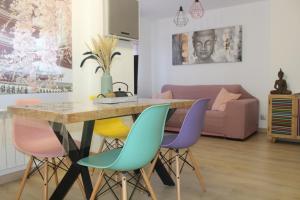 a dining room with a table and four chairs at LA OKIYA DE TATI in Zamora